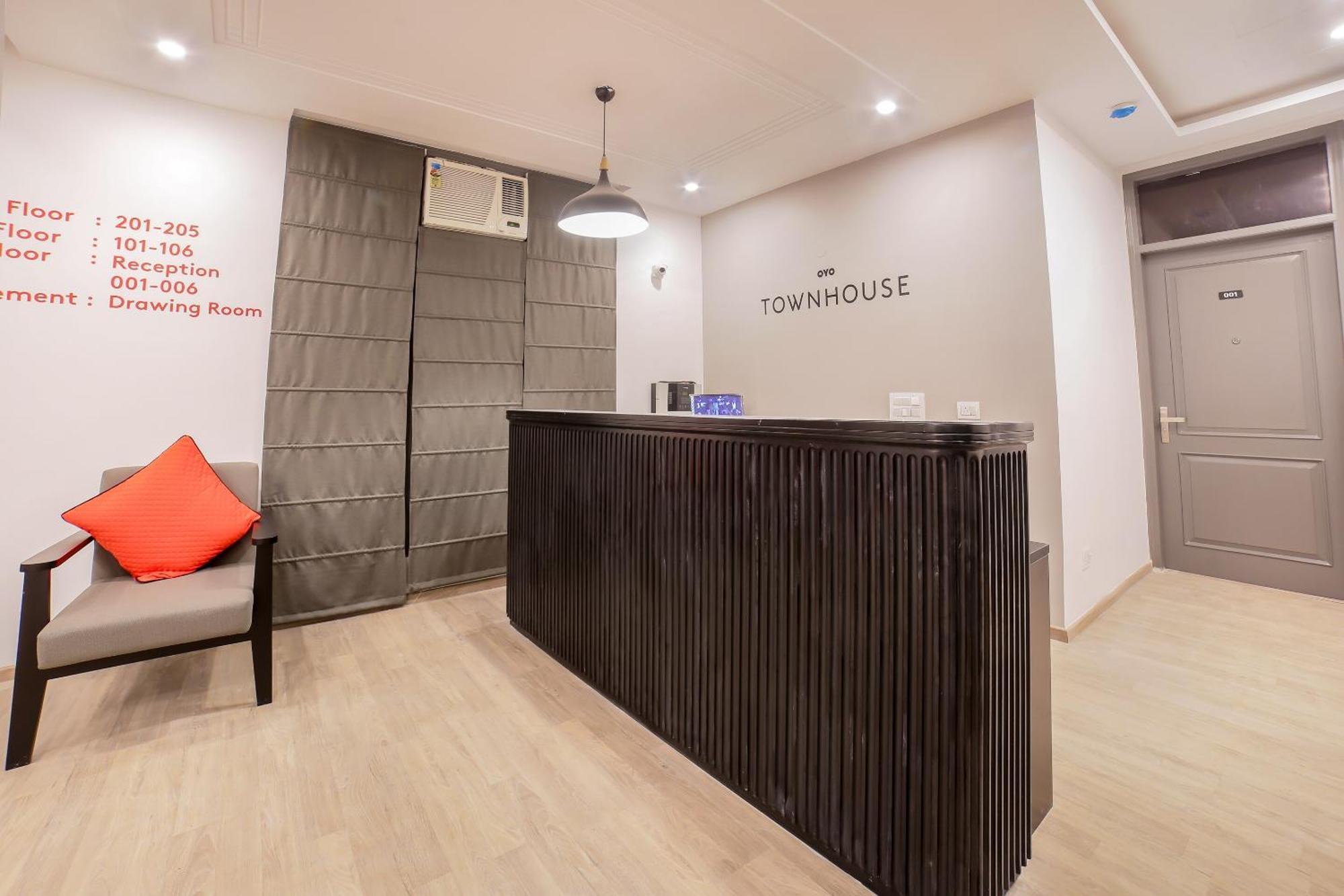 Townhouse 330 Dlf Phase-2 Near Leisure Valley Park Gurgaon Exterior photo